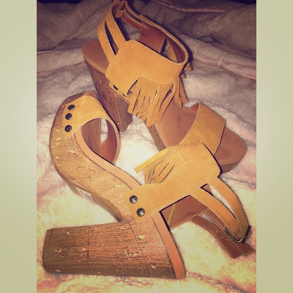 ✨Fringe Rustic Heel Platforms✨ - Picture 3 of 4